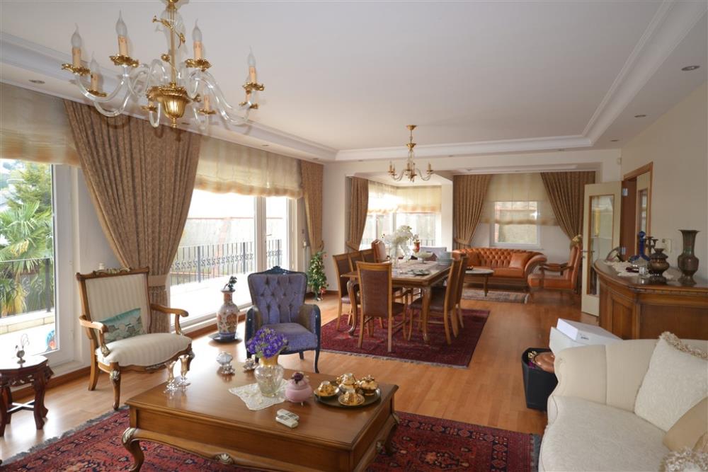 Acarkent'te Beykoz Konaklar Manzaralı Köşe Konumlu Satılık Villa