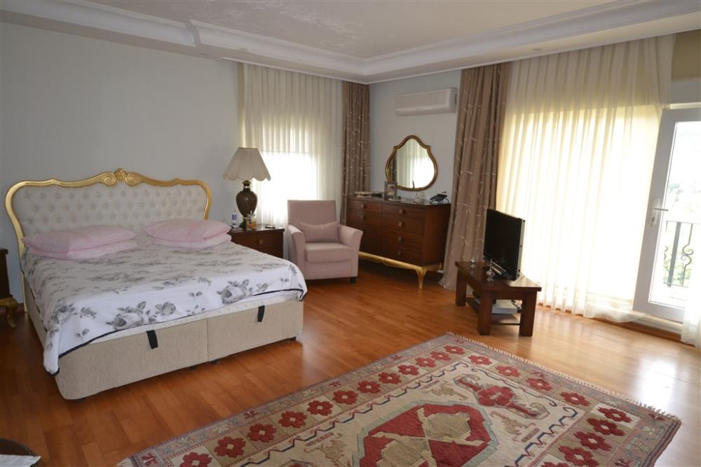Acarkent'te Beykoz Konaklar Manzaralı Köşe Konumlu Satılık Villa