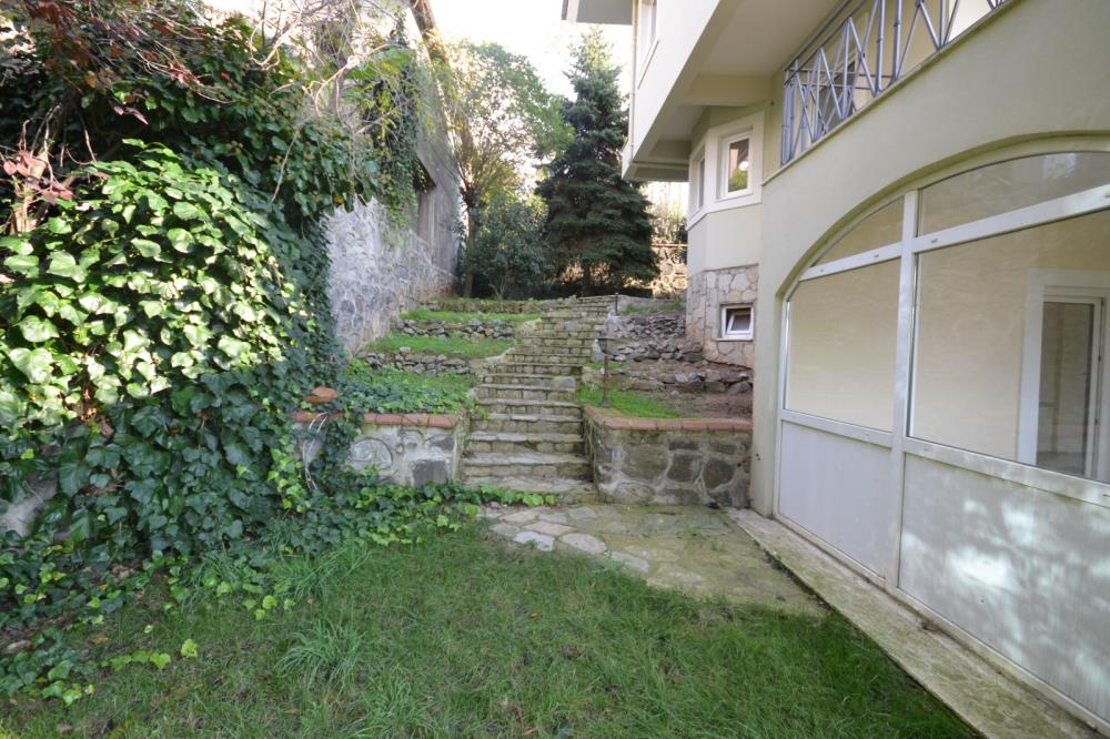 Acarkent'te İzole Büyük Bahçeli Ana Güvenlik Kapısına Yakın Kiralık Villa