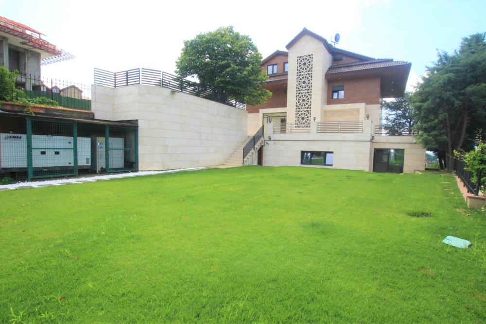 Acarkent'te Yüksek Konumlu Büyük Bahçeli Özel Sokakta BR Tipi Villa