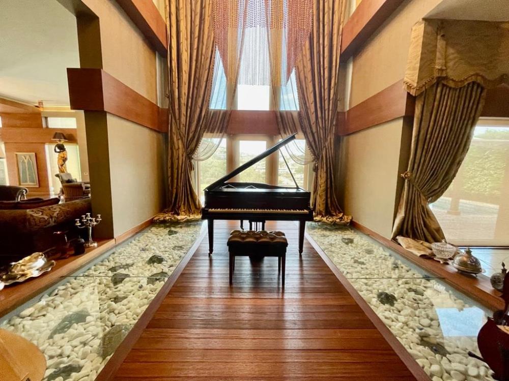 Acarkent'te Ultra Modern Dekorasyonlu Büyük Bahçeli Havuzlu A Tipi Villa