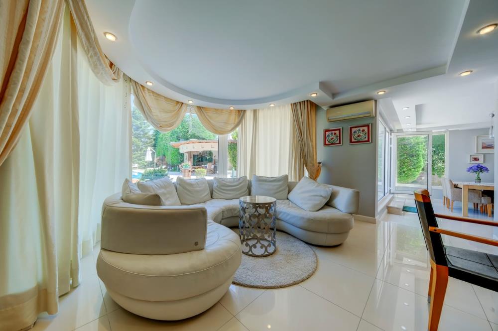 Acarkent'te Beykoz Konaklar Manzaralı Büyük Bahçeli BR Tipi Villa