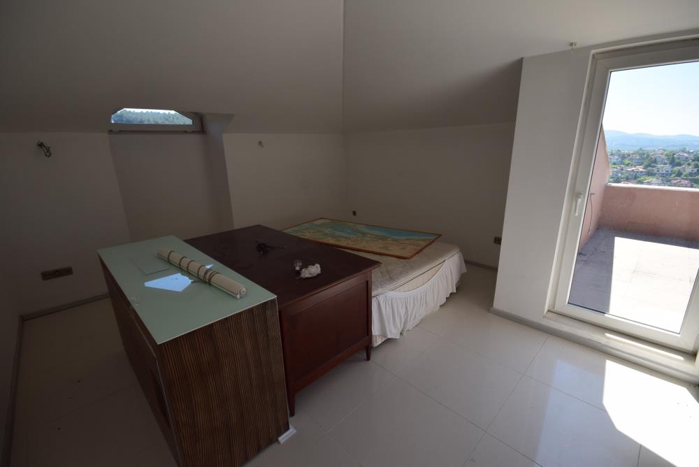 Acarkent'te Hakim Konumlu Asansörlü Geniş Kullanım Alanlı Kiralık Villa
