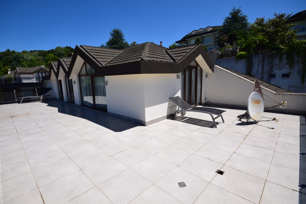 Acarkent'te Büyük Bahçeli Geniş Kullanım Alanlarına Sahip Kiralık A Tipi Villa