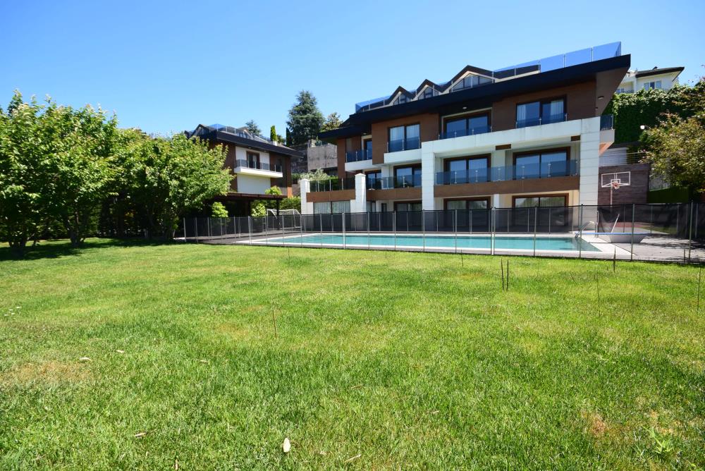 Acarkent'te Büyük Bahçeli Geniş Kullanım Alanlarına Sahip Kiralık A Tipi Villa