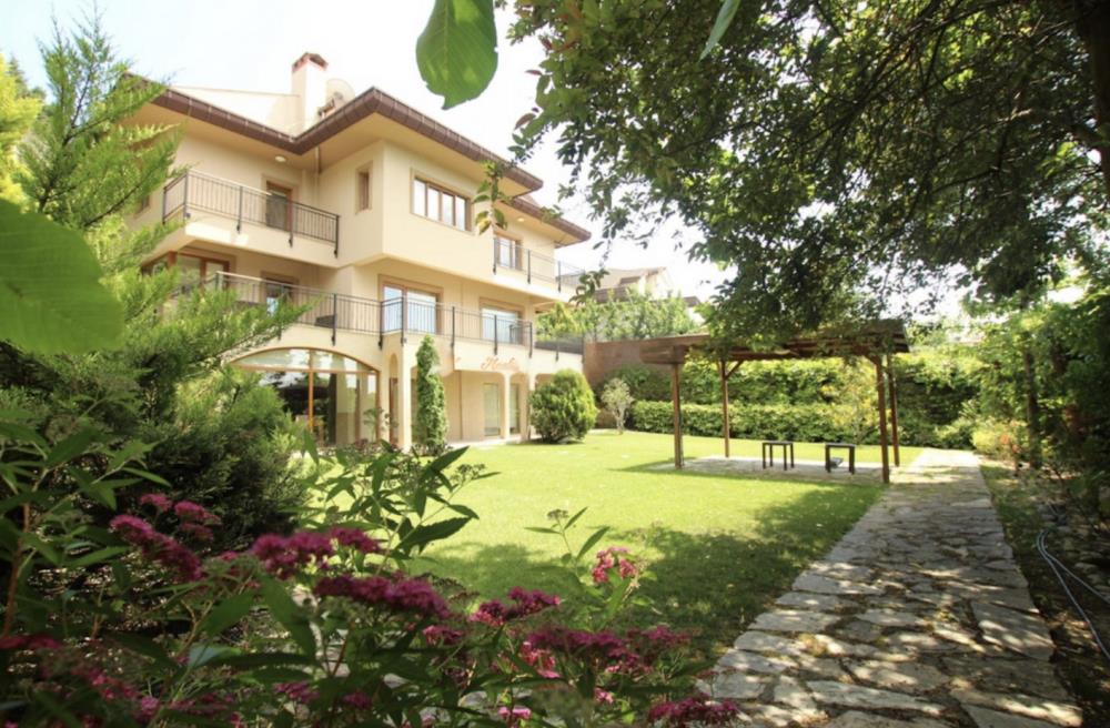 Acarkent'te Özel Güvenlikli Sokakta 1300 m2 Arsa Payına Sahip Satılık Villa