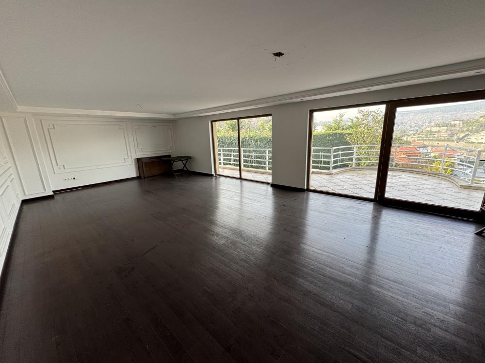 Acarkent'te Kiralık Köşe Konumlu, Havuzlu ve İzole Büyük Bahçeli Villa