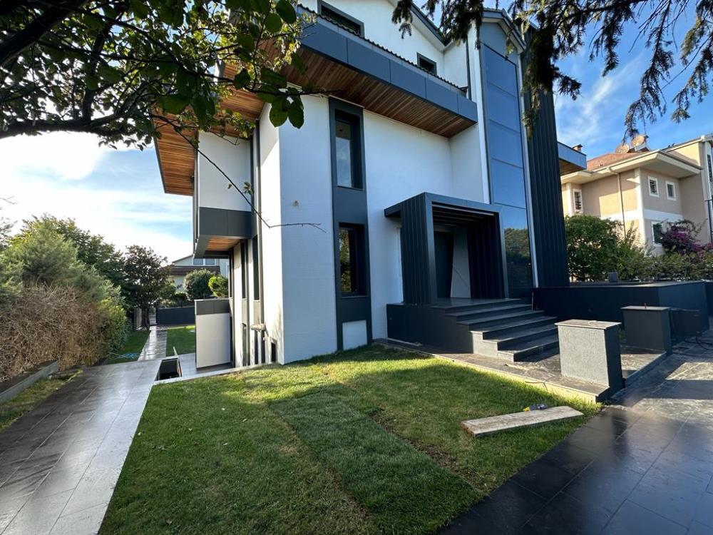 Acarkent'te Lüks ve Modern Tasarıma Sahip CR Tipi Satılık Villa
