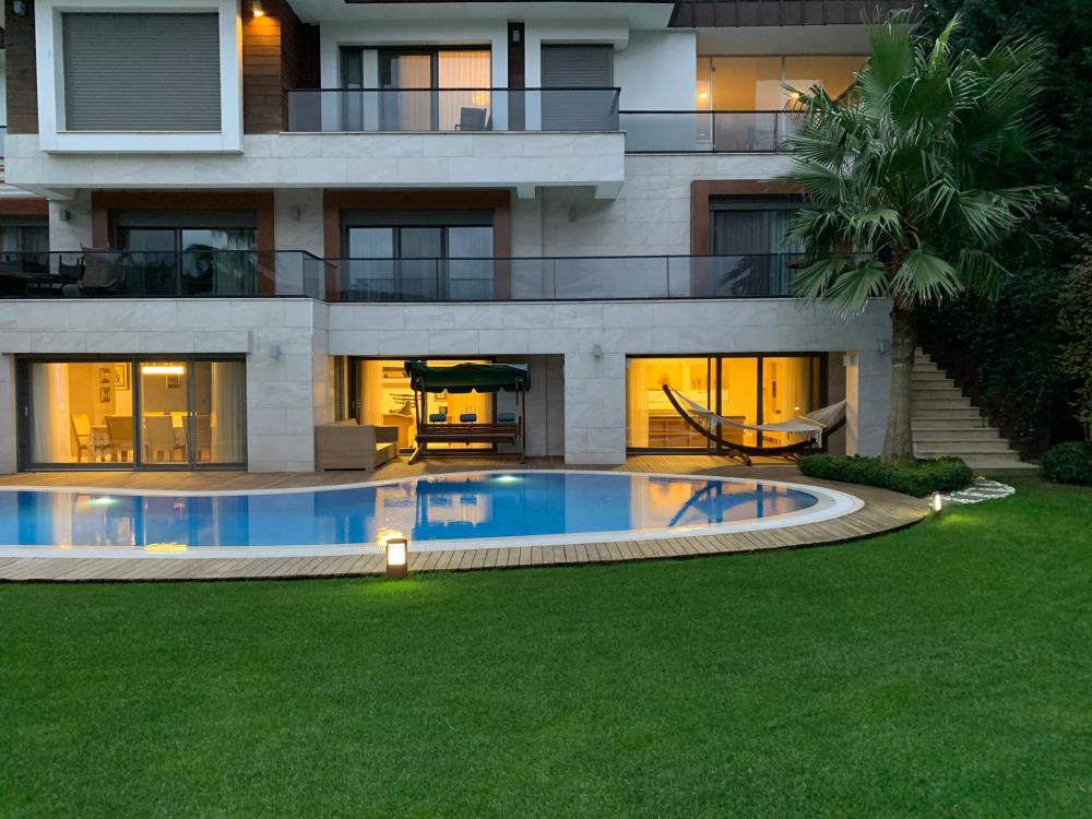 Acarkent’te Beykoz Konaklar Manzaralı, 1000 m² Kapalı Alanlı Satılık Villa