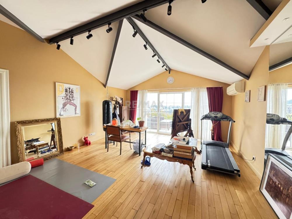 Acarkent'te Yüksek Konumlu Önü Açık Özel Sokakta Modern B Tipi Villa