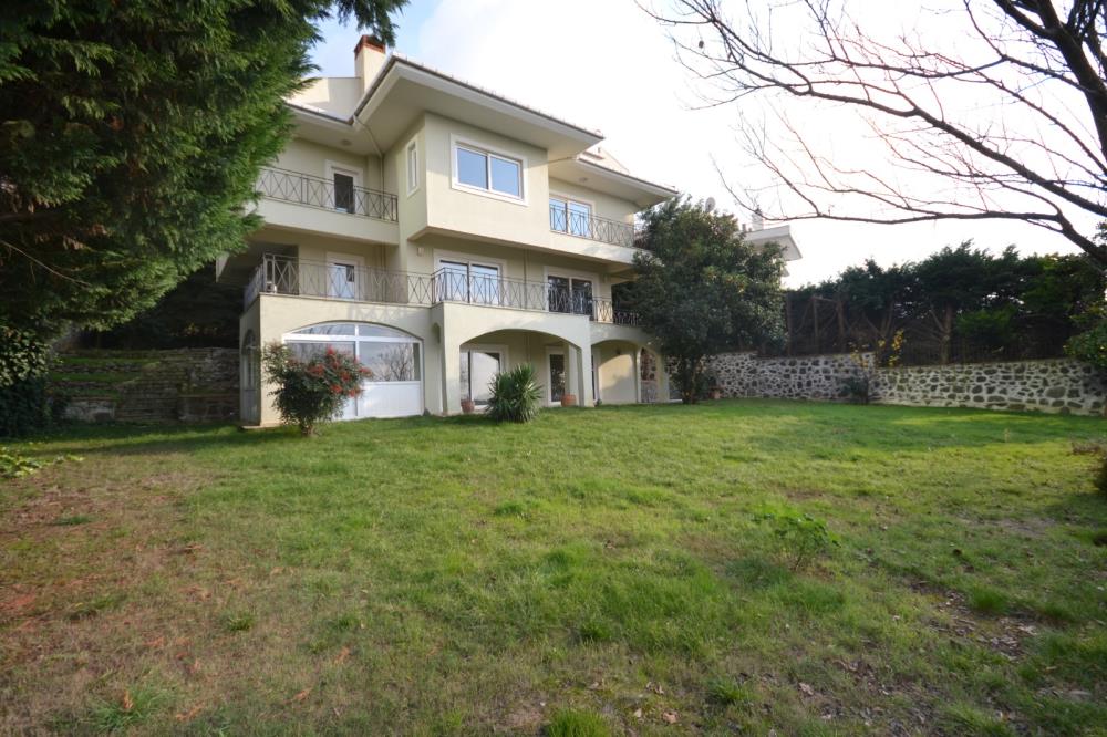 Acarkent'te İzole Büyük Bahçeli Ana Güvenlik Kapısına Yakın Kiralık Villa