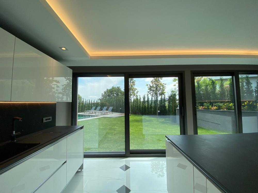 Acarkent'te Özel Konumda Köşe Parsel Full Eşyalı Modern Satılık Villa