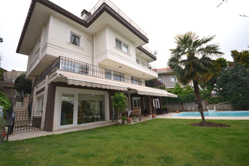 Acarkent'te Beykoz Konaklar Manzaralı Köşe Konumlu Satılık Villa