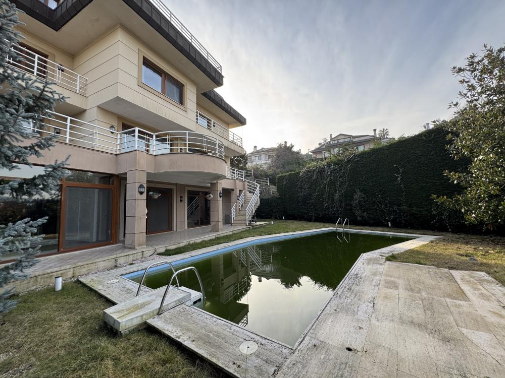 Acarkent'te Kiralık Köşe Konumlu, Havuzlu ve İzole Büyük Bahçeli Villa