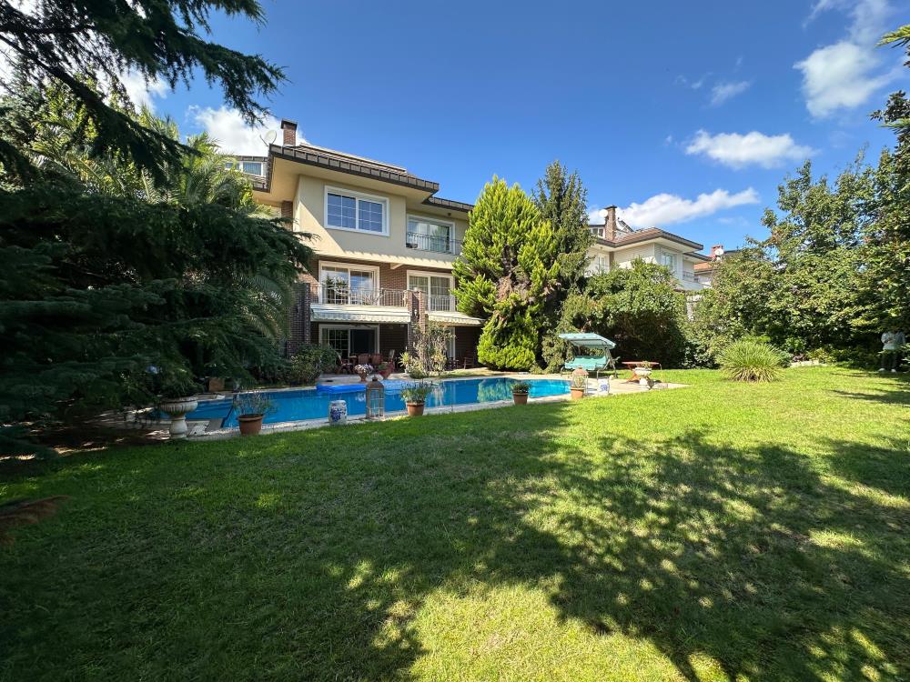 Acarkent'te Özel Sokakta Güney Cepheli A Güvenlik Kapısına Yakın B Tipi Satılık Villa