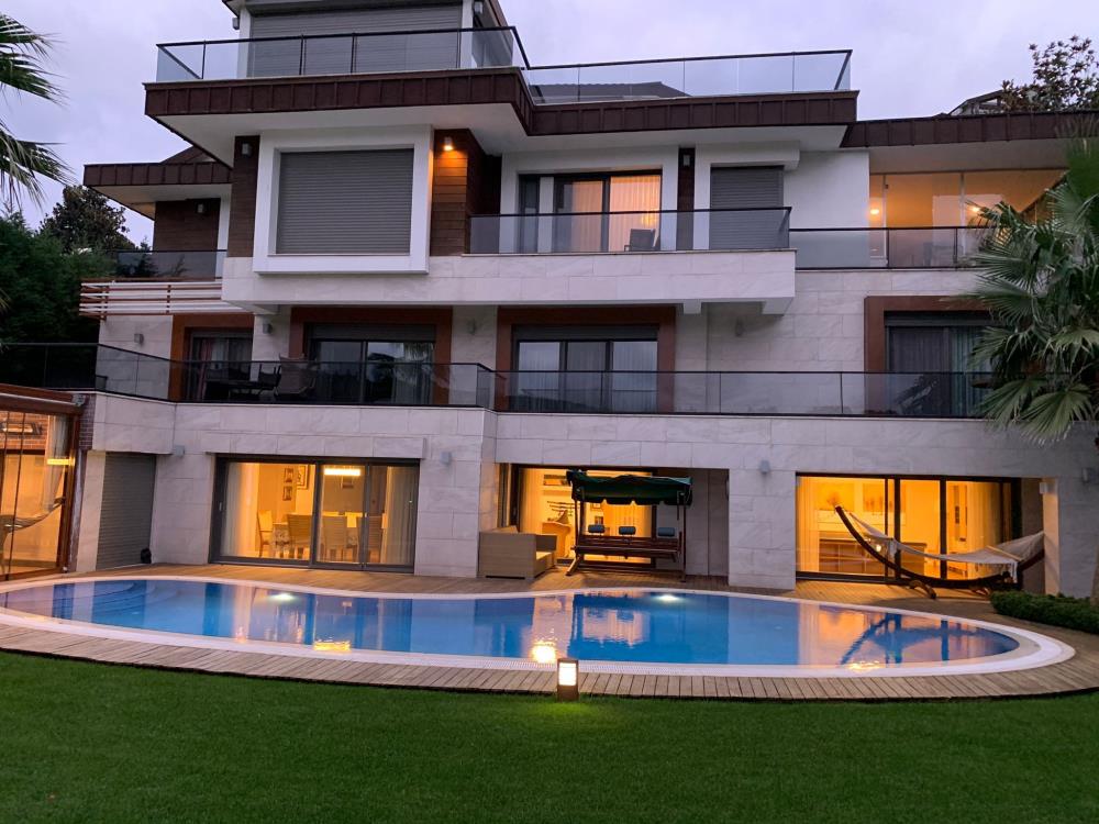 Acarkent’te Beykoz Konaklar Manzaralı, 1000 m² Kapalı Alanlı Satılık Villa