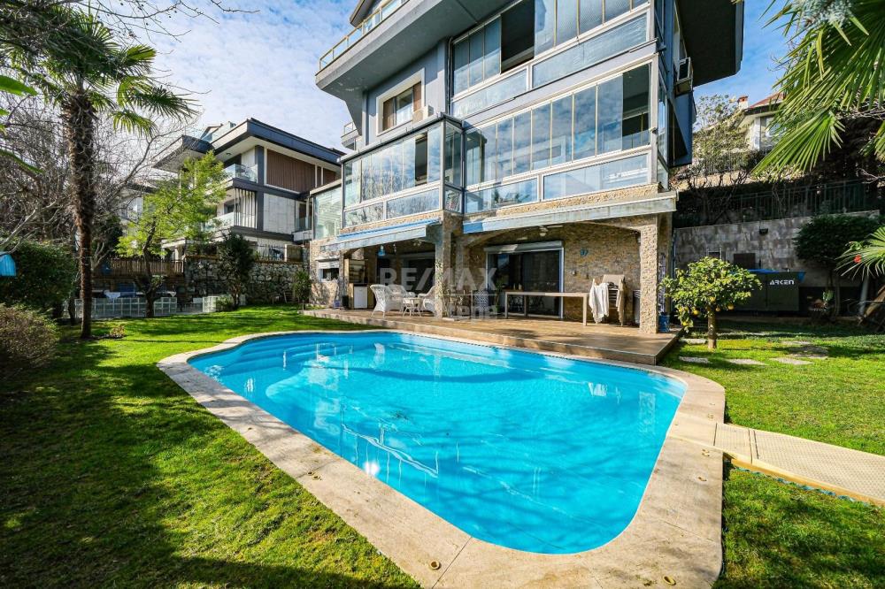 Acarkent'te A Güvenlik Kapısına Yakın İzole Bahçeli Havuzlu Saunalı Satılık Villa