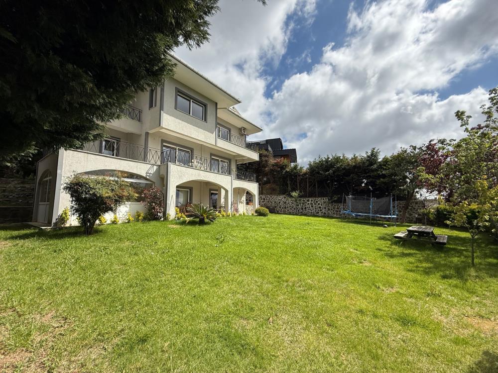 Acarkent'te İzole Büyük Bahçeli Ana Güvenlik Kapısına Yakın Kiralık Villa