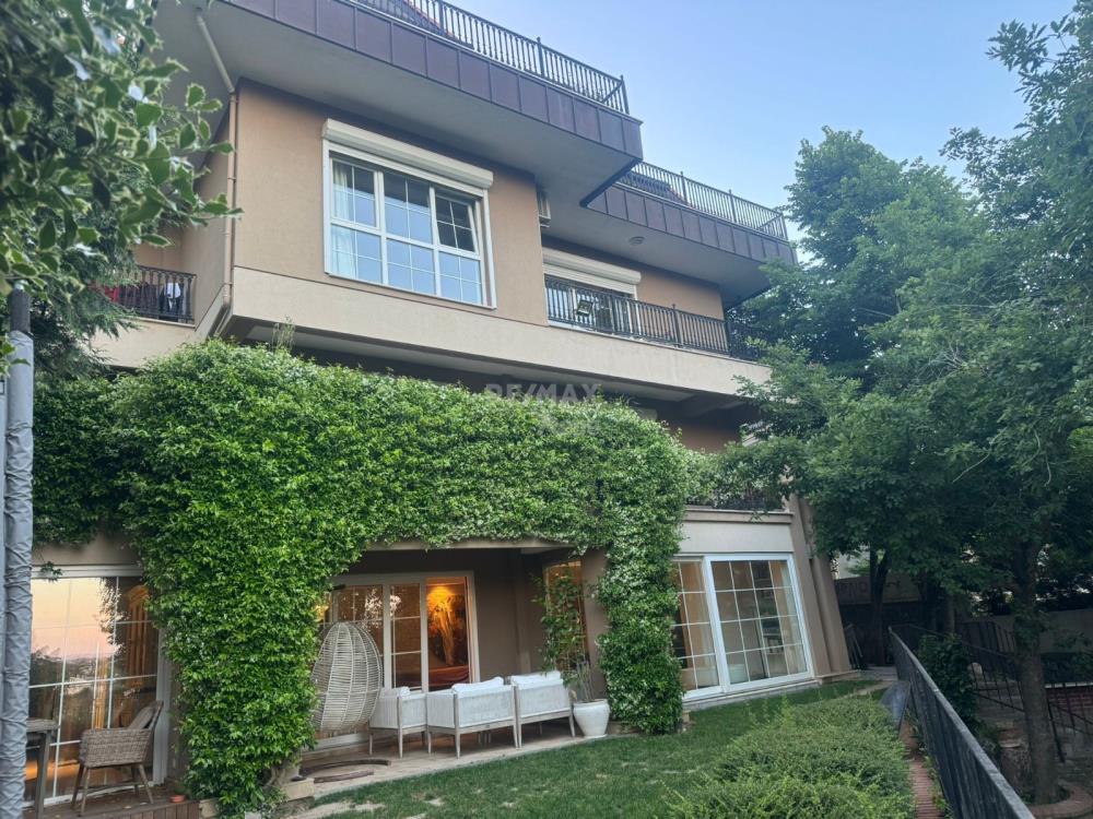 Acarkent'te Yüksek Konumlu Önü Açık Özel Sokakta Modern B Tipi Villa