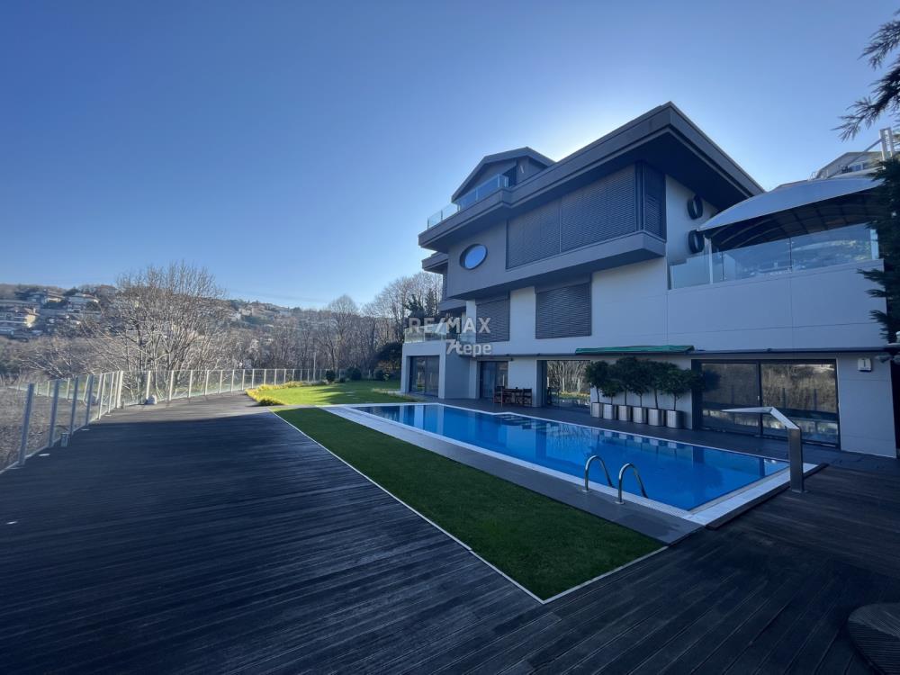 Acarkent'te Köşe Konumlu İzole Bahçeli Geniş Kullanım Alanlarına Sahip BR Villa